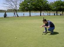 Vincent joue au golf