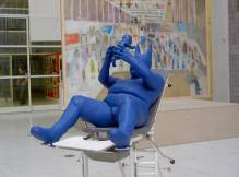 bonhomme bleu � la Biennale de Prague 2005