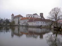 le ch�teau de Jindrichuv Hradek se refl�tant sur l'�tang
