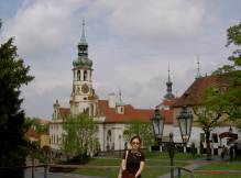 Yun-Hee devant Notre Dame de Lorette