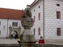 Yun-Hee devant la fontaine 
avec le symbole des Schwarzenberg, le corbeau qui cr�ve les yeux du Turc