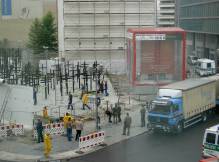 Enl�vement des croix � Checkpoint Charlie � Berlin