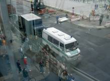 La police surveillant le d�montage de Checkpoint Charlie � Berlin