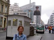 Yun-Hee au poste fronti�re de Checkpoint Charlie � Berlin