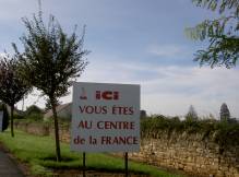 panneau indicateur du centre de la France : barycentre de l'hexagone � Bru�re Allichamps