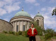 Yun-Hee devant le basilique d'Esztergom